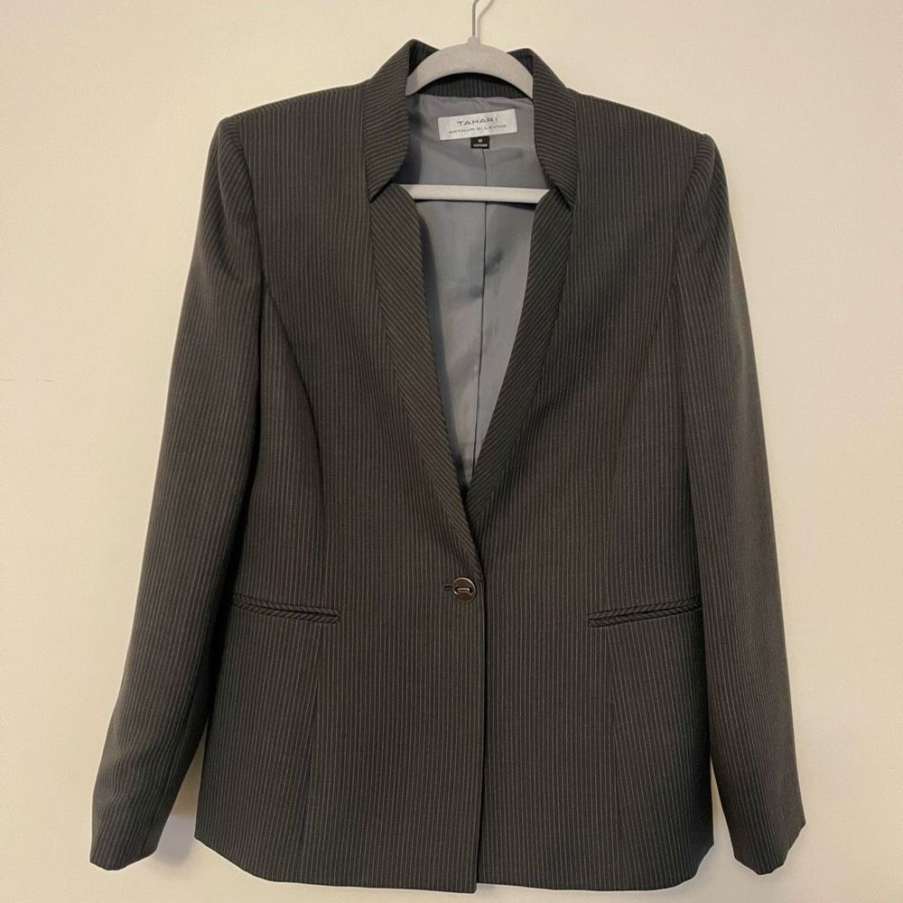 Tahari NWOT Women One Button Pockets Striped Lining Grey Color Sz 12